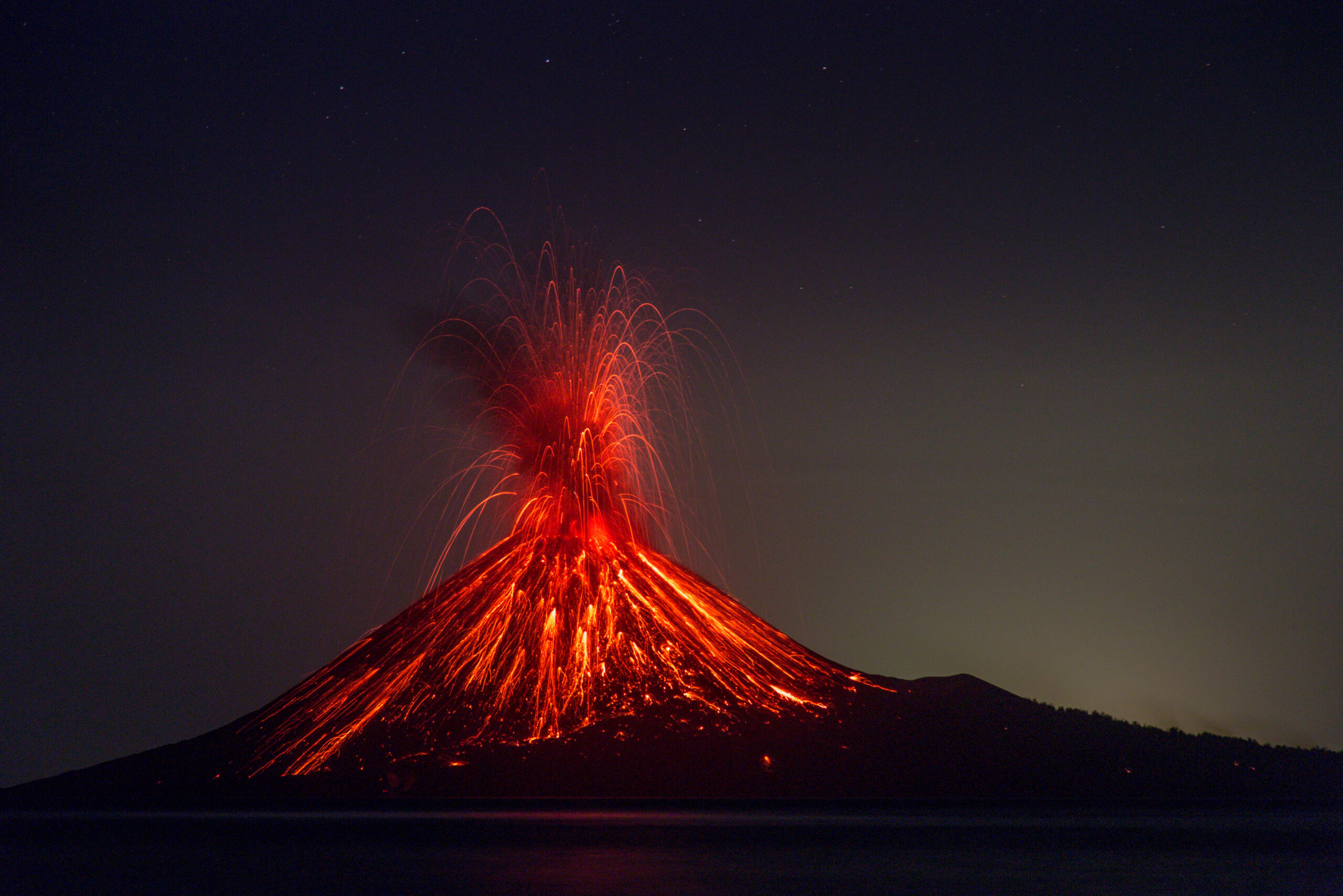 Eine extreme Vulkaneruption in der Nacht.