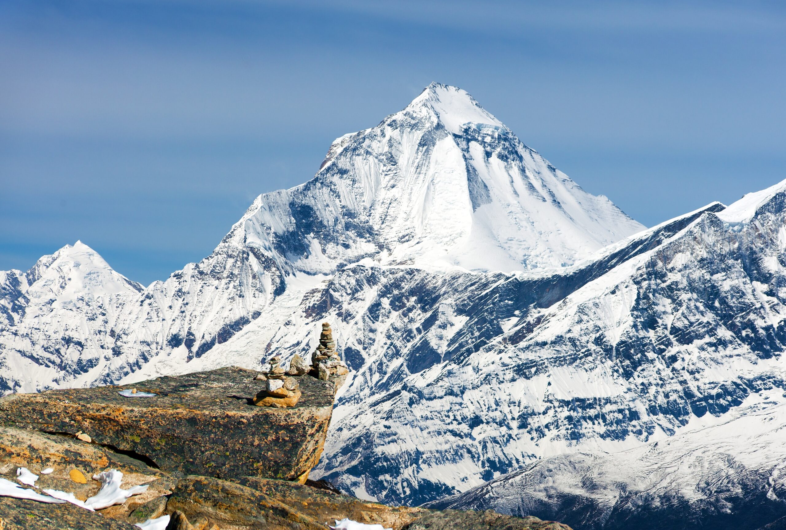 Der Mount Everest ist von Schnee bedeckt.