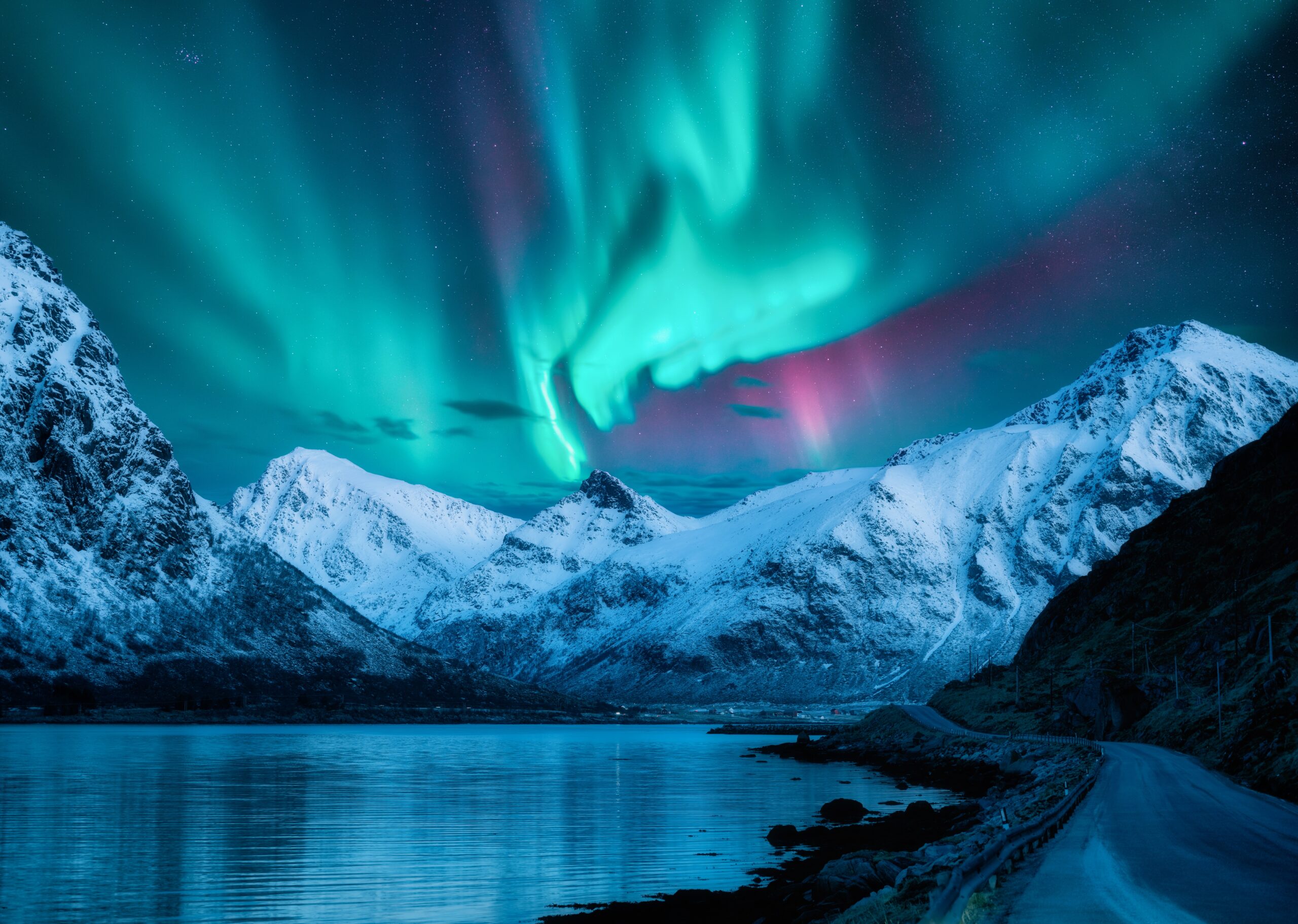 Die Nordlichter über eisigen Bergkronen.