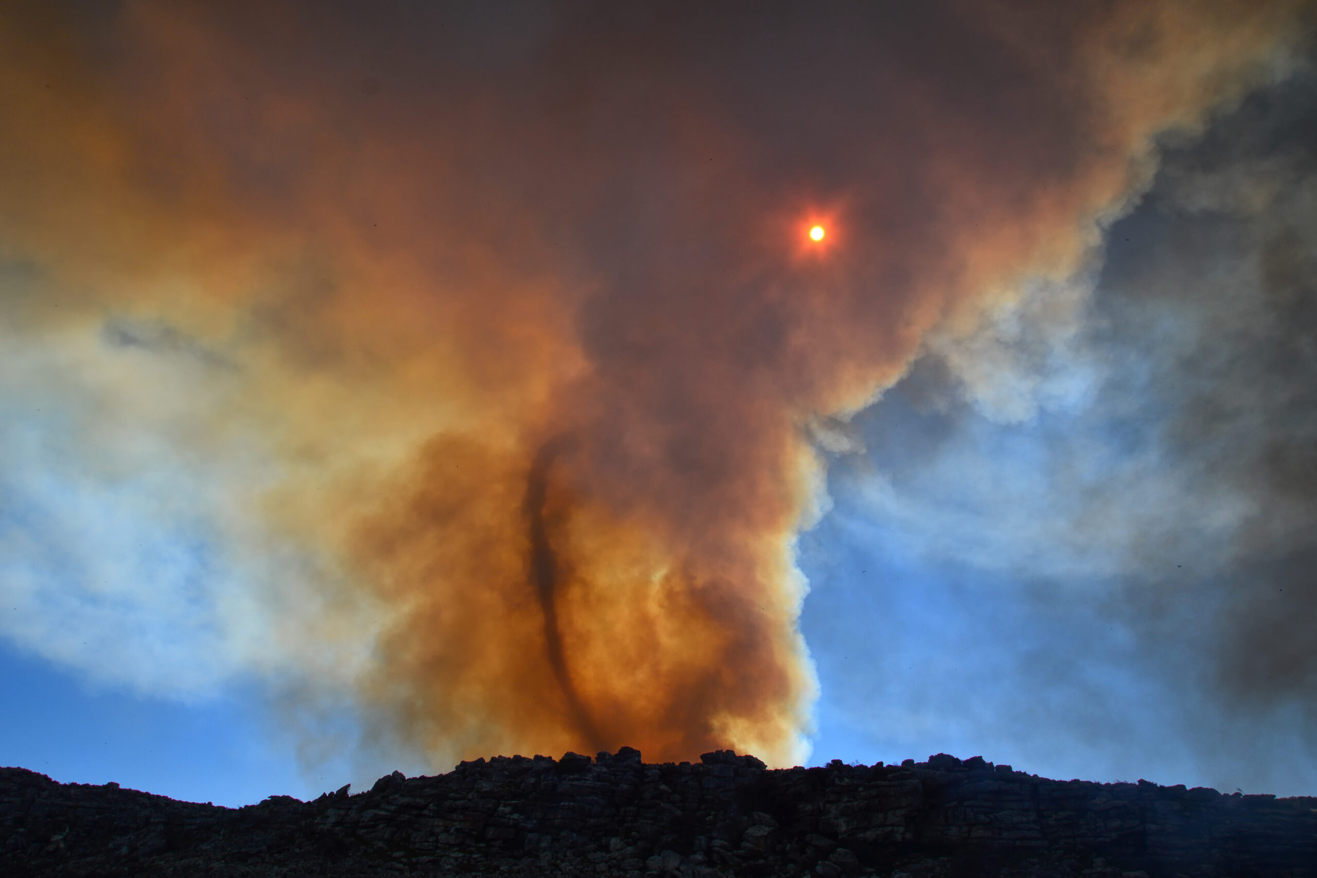 Ein brennender Tornado in orange und rot.